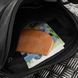 Saszetka męska skórzana na ramię z tłoczeniem typu carbon czarna Paolo Peruzzi AL-19-BL