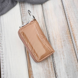 Skórzane etui na klucze beżowe lakierowane z motywem roślinnym SP-22-RBG