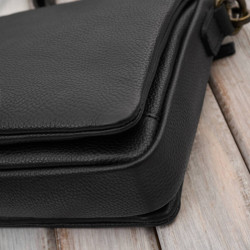 Torebka damska na ramię skórzana czarna kompaktowa listonoszka Paolo Peruzzi IM-04-BL