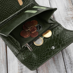 Portfel damski skórzany mały ciemnozielony croco w orientacji poziomej z RFID Paolo Peruzzi T-135-GR