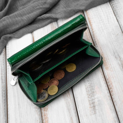 Portfel damski skórzany lakierowany z tłoczeniem croco zielony SP-24-CGRN