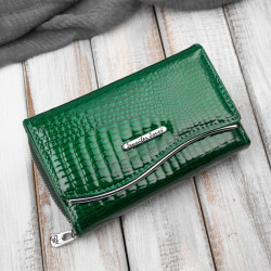 Portfel damski skórzany lakierowany z tłoczeniem croco zielony SP-24-CGRN
