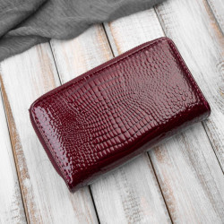 Portfel damski skórzany lakierowany z tłoczeniem croco burgundowy SP-24-CBGD