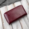 Portfel damski skórzany lakierowany z tłoczeniem croco burgundowy SP-24-CBGD