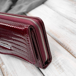 Portfel damski skórzany lakierowany z tłoczeniem croco burgundowy SP-24-CBGD