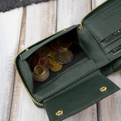 Portfel damski skórzany mały ciemnozielony w orientacji poziomej z RFID Paolo Peruzzi KV-04-DGR