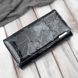 Portfel damski skórzany lakierowany ze wzorem w motyle czarny SP-19-BL