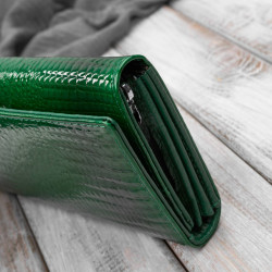 Portfel damski skórzany lakierowany zielony z tłoczeniem croco SP-16-CGRN