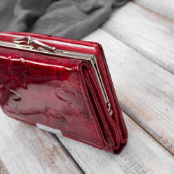 Portfel damski skórzany mały lakierowany z tłoczeniem w motyle czerwony SP-23-RD