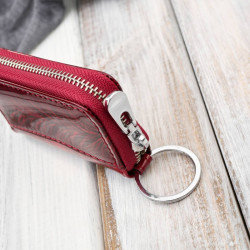 Skórzane etui na klucze czerwone lakierowane z motywem roślinnym SP-22-RRD