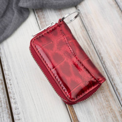 Skórzane etui na klucze czerwone, lakierowane z przyciemnianym wzorem SP-22-JRD