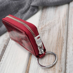 Skórzane etui na klucze czerwone, lakierowane z przyciemnianym wzorem SP-22-JRD