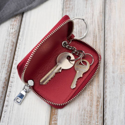 Skórzane etui na klucze czerwone, lakierowane z przyciemnianym wzorem SP-22-JRD