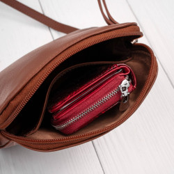Mała torebka damska skórzana kopertówka na ramię crossbody do ręki koniakowa Paolo Peruzzi AY-24-CG