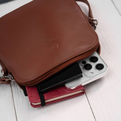 Mała torebka damska skórzana kopertówka na ramię crossbody do ręki koniakowa Paolo Peruzzi AY-24-CG